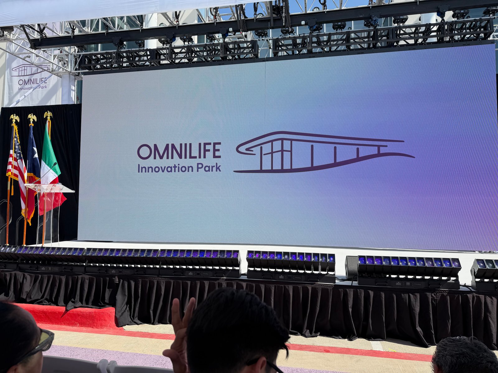 Presentación de OMNILIFE Innovation Park durante el evento inaugural en Allen.