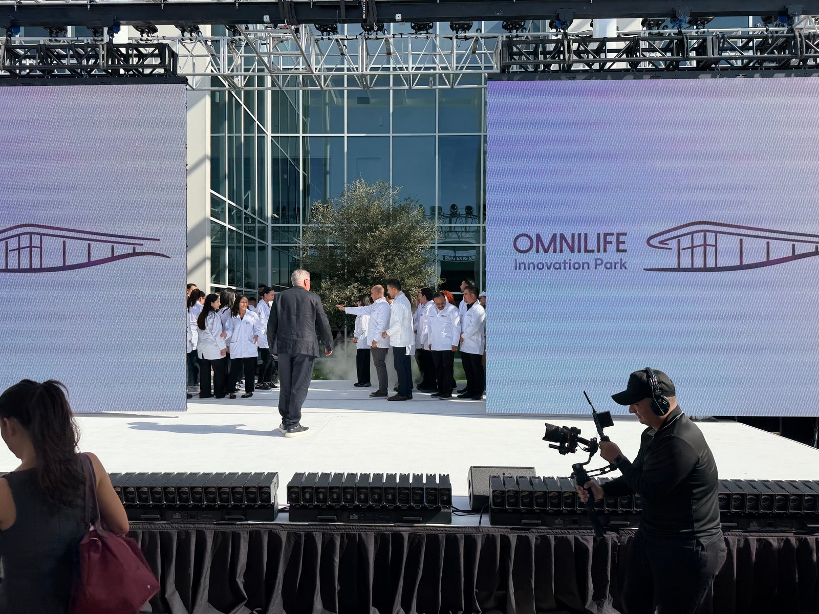 Personal de OMNILIFE durante la inauguración de Innovation Park en Allen, Texas.