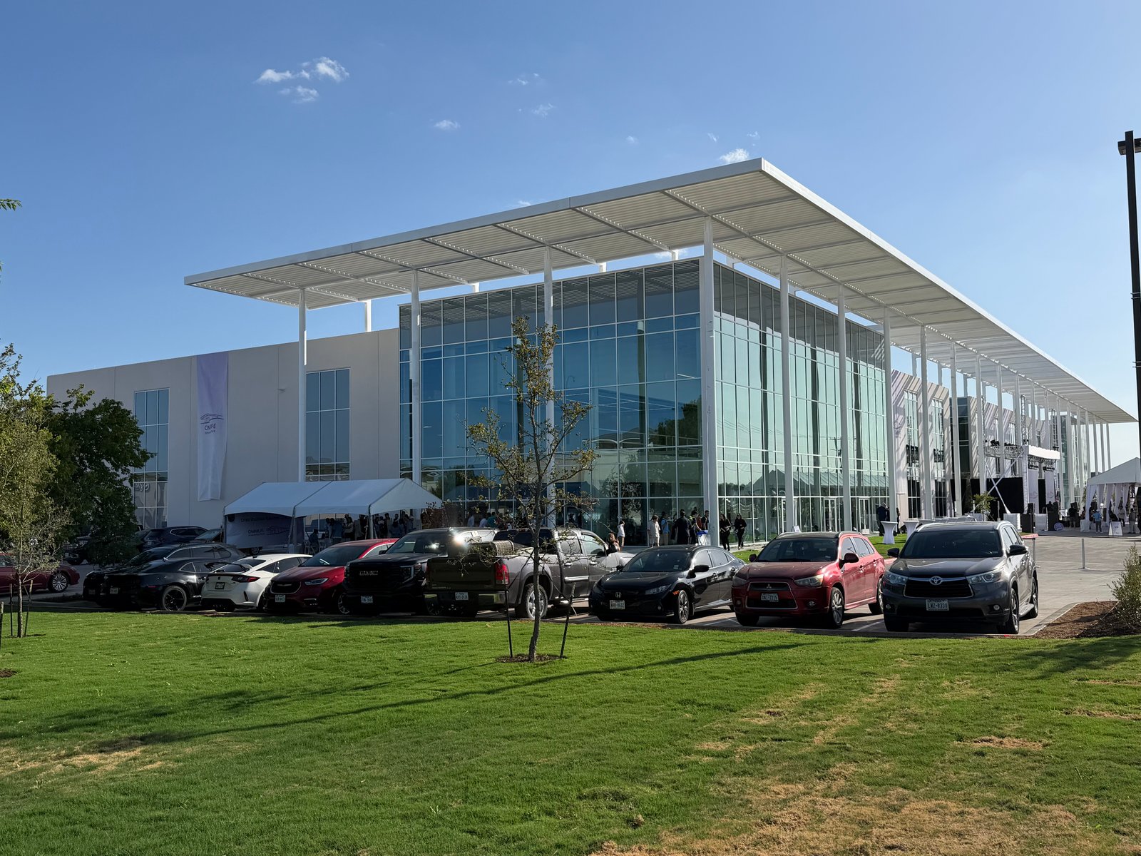 Exterior de OMNILIFE Innovation Park en Allen, Texas, durante su inauguración en 2026.